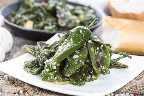 Padrón peppers, also called herbón peppers, are a variety of peppers (capsicum annuum) from the municipality of padrón in northwestern spain. Spaans recept: Pimientos de Padron - Reis- en ...