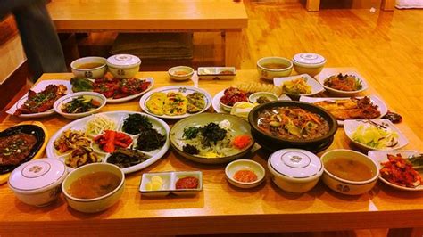 Table d'hote ( table setting). CHUNJA BOSSAM PIG'S FEET KOREAN TABLE D'HOTE, Seoul ...