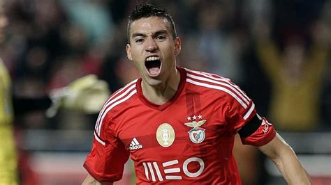 I don't own this video. Manchester United agree terms with Benfica midfielder ...