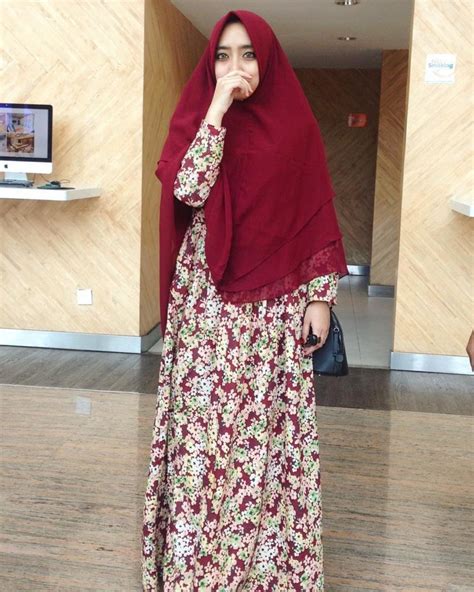 Seperti kartika putri, memakai gamis perpaduan warna tersebut dengan hijab square bermotif warna maroon. Gamis Merah Maroon Cocok Dengan Jilbab Warna Apa - Hijab ...