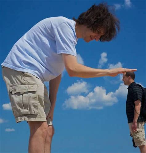 101 Amazing Examples Of Forced Perspective Photography Smashing Wall