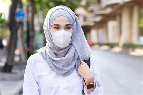 Tips Memakai Masker Bagi Perempuan Berhijab