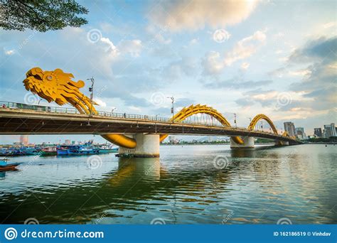 dragon-river-bridge-rong-bridge,-the-symbol-of-da-nang-city,-vietnam