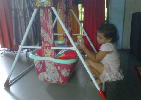 Cukup sediakan kain sepanjang 1 meter, kayu dowel ∅ 3cm (bisa diganti dengan kayu yang biasa digunakan untuk tongkat pramuka), tali tambang ø 8mm sepanjang 10m, dan carabiner. Foto Lucu Aktivitas Anak Kecil Menunggu Bayi
