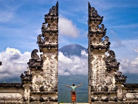 It lies just 10 kilometers north of blitar on the lower slopes of mt. Design Gapura Bali for Android - APK Download