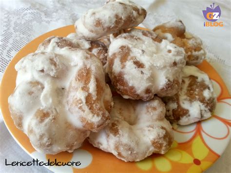 I pupi cu l'ova sono i biscotti siciliani tipici della tradizione contadina che si preparavano nel periodo pasquale. Taralli siciliani Questi biscotti sono un dolce tipico ...