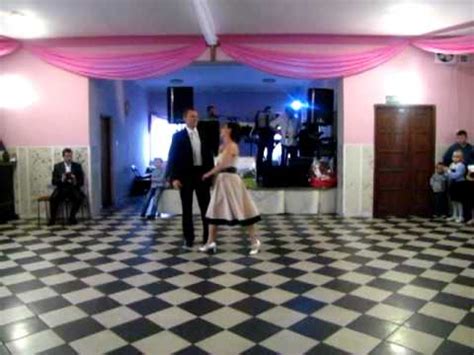 Piosenka na pierwszy taniec, a dokładniej jej wybór od zawsze budzi wiele pytań. Pierwszy taniec na poprawinach Roksanki i Marcina- tango i ...