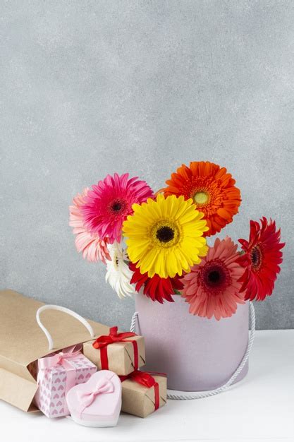 Maybe you would like to learn more about one of these? Gerbera margherita fiori in un secchio con piccoli ...
