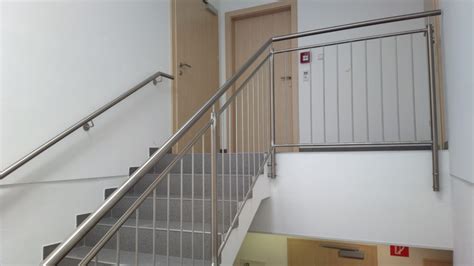 Erstellung eines treppengeländers aus edelstahl in einem privathaus. Geländer für innen aus Glas, Edelstahl oder Stahl ...