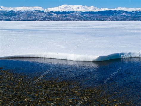 Snowy Mountains At Frozen Lake Laberge Yukon Canada — Stock Photo
