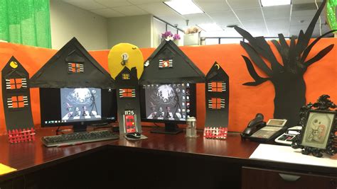 The desk, the chairs, the shelf, the cabinet, the computer and if you're lucky, the television set have made pretty and pretty simple office decoration can often bring out a more awesome side to that boring place you thought was here are 10 simple office decorating ideas you may not want to miss. My desk decor! | Office halloween decorations, Halloween ...