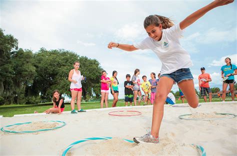 Desde uncomo, te traemos 18 juegos al aire libre para jóvenes para que todos juntos podáis matar el aburrimiento y aprender a la vez. JUEGOS DE CAMPAMENTO - Camp La Llanada | Tu SUMMER CAMP en ESPAÑOL