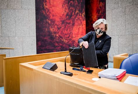 Redactie door defensievoorlichting en #teamcda vragen over defensie? Op grond waarvan defensie Nederlandse burgers in de gaten ...