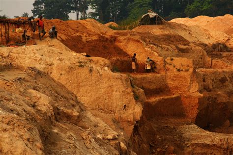 Diamond Mining Sierra Leone Miners Manually Dig Out The