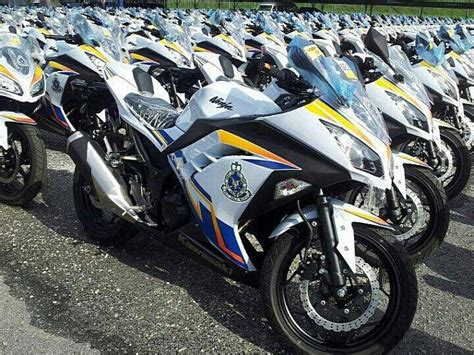 Malaysia bikes for competitive purposes. Parade of 560(!) Police styled "13 Ninja 250's in Malaysia ...