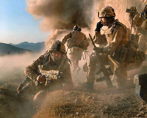 I soldati statunitensi e britannici sono arrivati in afghanistan nell'autunno del 2001, all'indomani dell'11 settembre, per colpire le basi di al qaeda e il regime talebano, accusato di sostenere e nascondere osama bin laden. Afghanistan - Cosa si nasconde dietro otto anni di guerra ...