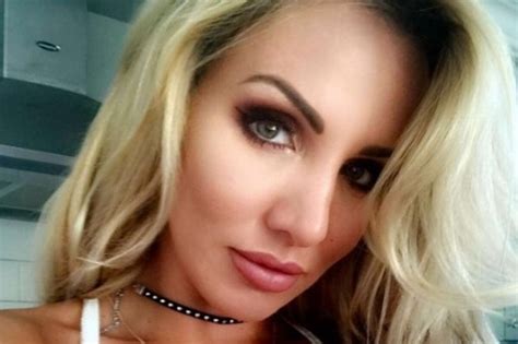 British Glamour Model Reveals What It S Like To Do Her Job And How She Ll Retire By 45
