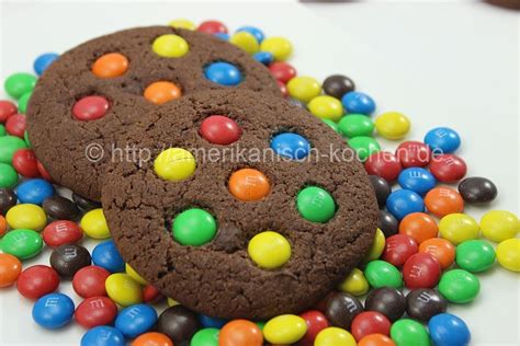 Dieses becken wird jetzt mit den m&m's oder malteser's befüllt und ein schaschlikspieß in den kuchen gesteckt.; Schoko-Cookies mit M&Ms - amerikanisch-kochen.de