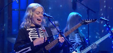 Newly released info by official artist sources or news publications. Phoebe Bridgers espanca a guitarra no "Saturday Night Live"