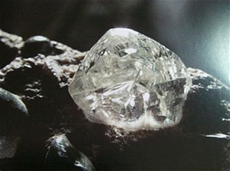 Cette liste est pour les diamants bruts naturels non taillés, diamant naturel, diamants bruts, diamants non taillés , diamants bruts qui peuvent être utilisés pour faire collier de diamants bruts, bracelet, boucles d'oreilles et bijoux personnalisés. La taille du diamant