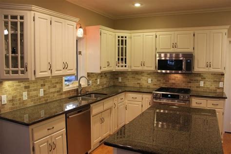 Showing the white granite kitchen countertop. Most Popular Granite Countertops Colors 2021 in 2020 ...