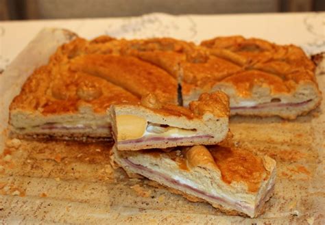 Para el majado finalmente, pasados unos 15 minutos y habiendo reducido la mezcla de ingredientes hasta nuestro gusto, echamos dos huevos directamente sobre el guiso. Empanada de jamón y queso, con pocos ingredientes y fácil ...