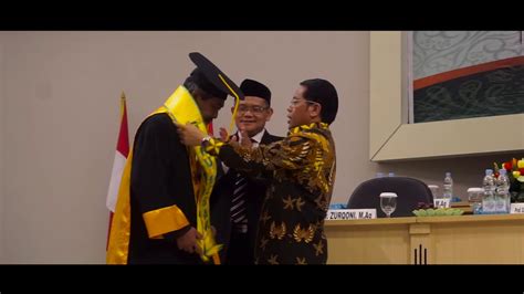 Di malaysia, sebuah sekolah rendah gred a diketuai oleh guru besar dga34 dan dibantu oleh tiga orang guru penolong kanan dan jika sekolah ada dua sesi dibantu oleh guru penyelia. PENGUKUHAN GURU BESAR Prof. Dr. Zurqoni, M.Ag. - YouTube