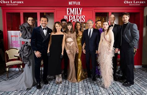 Emily In Paris Saison Le Casting R Uni Pour Lavant Premi Re