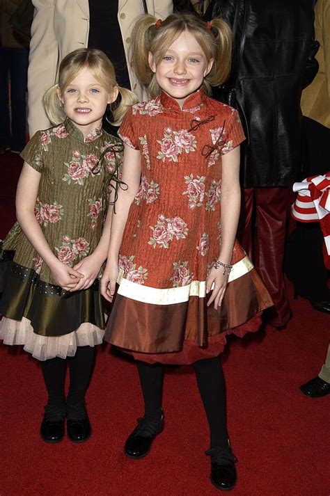 Dakota Fanning And Sister Elle During The Cat In The Hat World