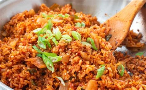 Kimchi fried rice is made primarily with kimchi and rice, along with other available ingredients, such as diced vegetables or meats like spam. Mau Rekomendasi Menu Berbuka dan Sahur? 3 Resep Masakan Korea Ini Bisa Dicoba