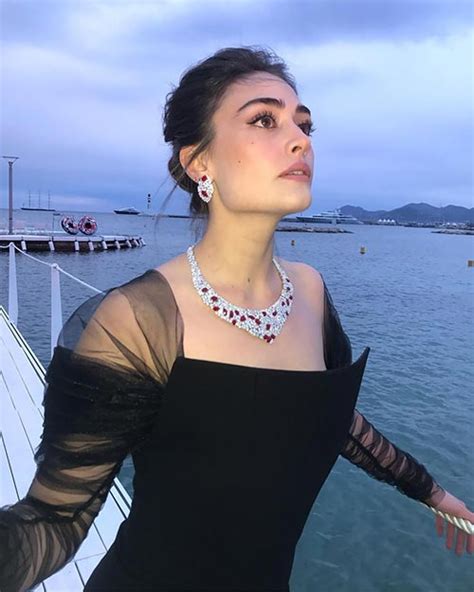 beautiful photos of Esra Bilgiç Turkish actress from Ramo and