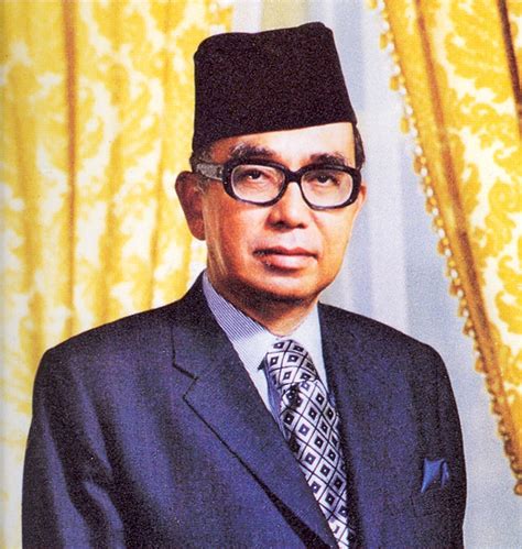 عبدال رازک حسین) was the second prime minister of malaysia, ruling born in pekan, pahang on 11 march 1922, tun razak is the first of two children to dato' hussein bin mohd taib and datin hajah teh fatimah bt daud. SOCIAL ECONOMIC AND POLITICAL DEVELOPMENT OF MALAYSIA: Tun ...