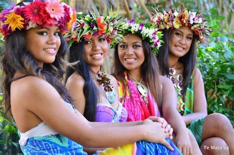 The Islands Hawaiian Dancers Hawaiian Woman Polynesian Dance