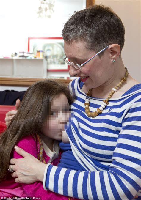 Controversia Madre británica aún amamanta a su hija de seis años y medio