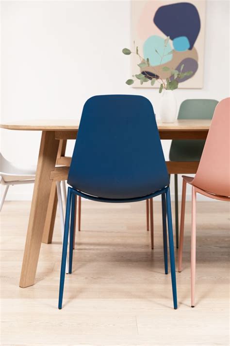 The synthetic leather is soft to the touch while its curved seating provides comfort. Svelti Navy Blue Dining Chair | Blue dining chair, Dining ...