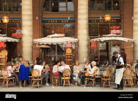 Paris Cafe Bar Immagini E Fotografie Stock Ad Alta Risoluzione Alamy
