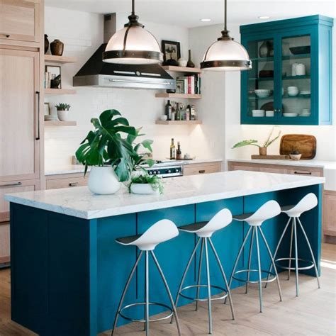 La cuisine est de plus en plus ouverte sur le salon derrière un bar, un îlot central ou une verrière de style industriel. Cuisine moderne 2020: 9 tendances pour avoir un intérieur de style