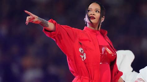 Super Bowl Popstar Rihanna Zeigt Babybauch W Hrend Der Halbzeitshow