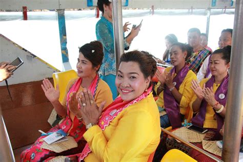 ชวนทำความรู้จัก ชัยวัฒน์ ชื่นโกสุม ผู้ว่าราชการจังหวัดปทุมธานี ผู้นำร่องสละเงินเดือน 3 เดือน ช่วยประชาชนที่เดือดร้อนจากโควิด วันที่ 9. พ่อเมืองปทุมธานีชวนล่องเรือชมวัฒนธรรมวิถีชุมชนสายน้ำ ...