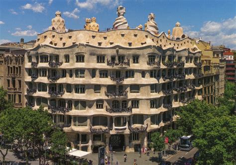 It was the last civil work designed by catalan architect antoni gaudí and it was built between the years 1906. Walking in the country: Barcelona: Casa Mila (La Pedrera)