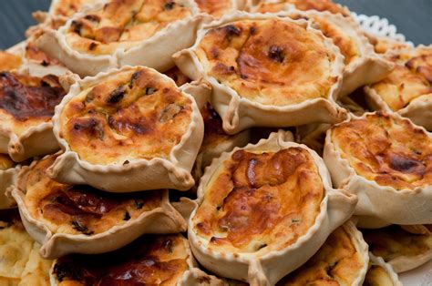 Su pani cun gerda è un pane tipico di sardegna, preparato in quasi tutta la regione che vede nella sua ricetta tipica pochi ingredienti essenziali, ovviamente sempre di qualità e possibilmente reperiti a kilometro zero. 7 cose da mangiare in Sardegna, le prelibatezze della ...