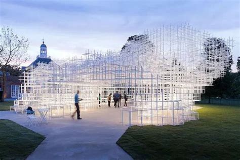2013蛇形画廊—by Sou Fujimoto 这座由藤本壮介设计的被称为 云 的建筑，具有不规则的形式，由轻质的模块化桁架构成半透明形式