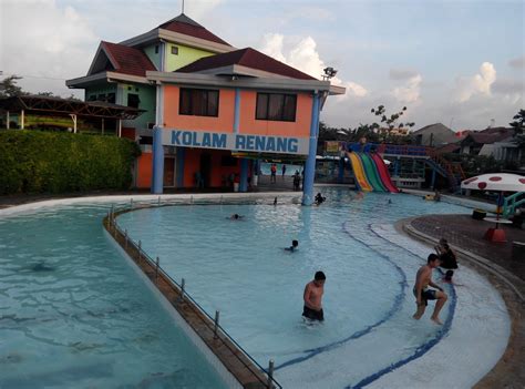 Dalam olahraga renang, pertandingan dilakukan di kolam renang. Nyobain Kolam Renang Palem Pondok Kelapa Jaktim.
