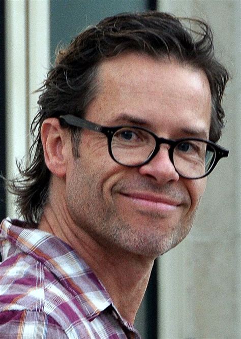 Confidential) juggles searching for his wife's murderer and keeping his. Guy Pearce — Wikipédia