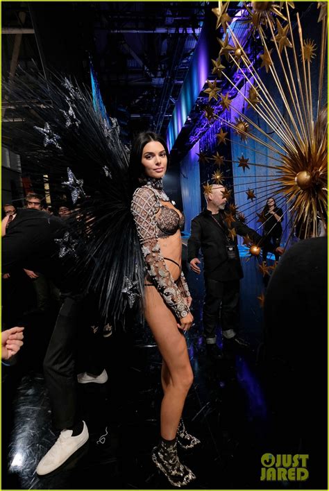 Kendall Jenner Returns To Victoria S Secret Runway For Fashion