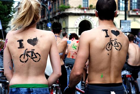Ciclistas mexicanos rodarán desnudos en cuatro estados contra uso del automóvil La Roja