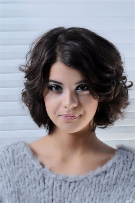 You can see the dark hair in here with the short ruffled layers on them. 35 Beautiful Short Wavy Hairstyles for Women - The WoW Style
