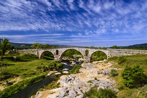 Check spelling or type a new query. Pont Julien bei Bonnieux, Vaucluse, Provence, Frankreich ...