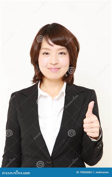 la empresaria japonesa joven con los pulgares sube gesto foto de archivo imagen de negro