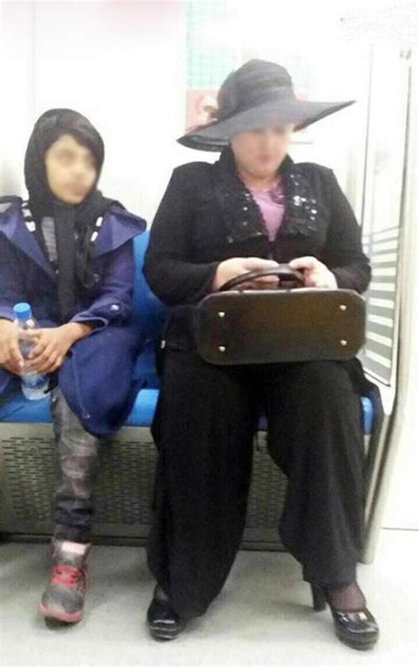 عکس از زنی با حجاب عجیب در متروی تهران